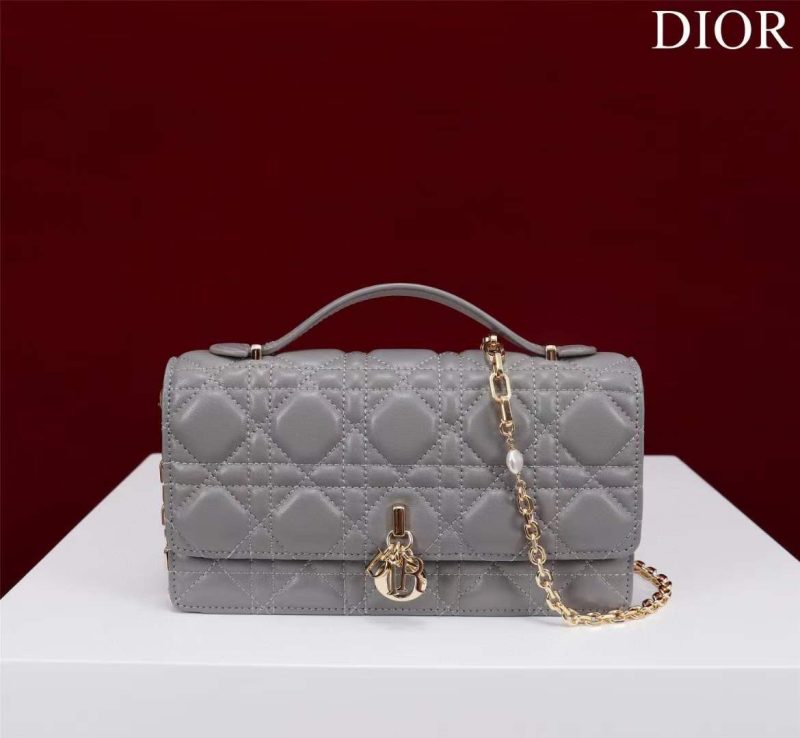 LADY DIOR CHAIN POUCH 4