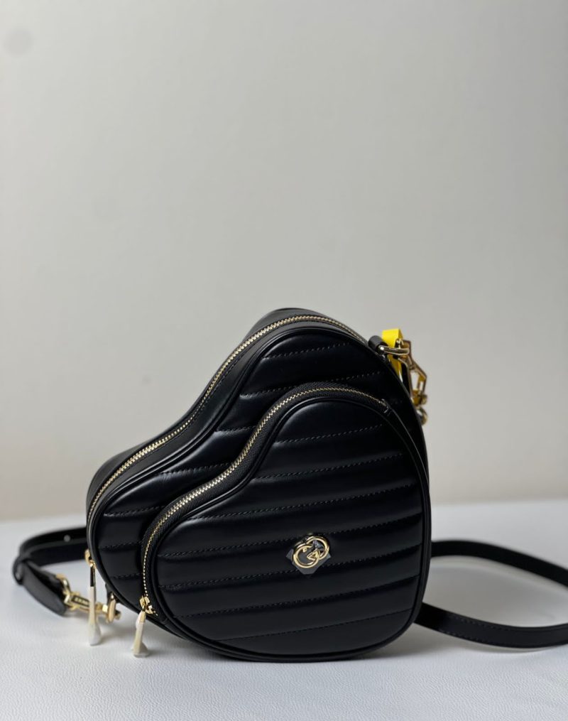 Gucci lnterlocking heart -shaped bag 1